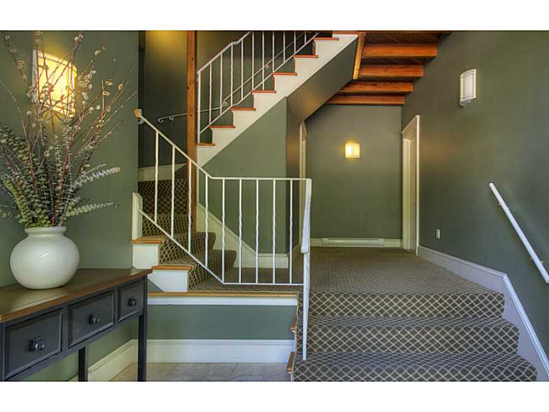 8 Annandale Road, Unit 1 Newport, RI 02840 - Photo 6 of 25 Lobby/Reception.