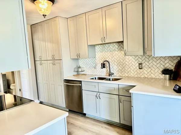 $289,900 | 325 Fox Village Court, Ballwin, MO 63021