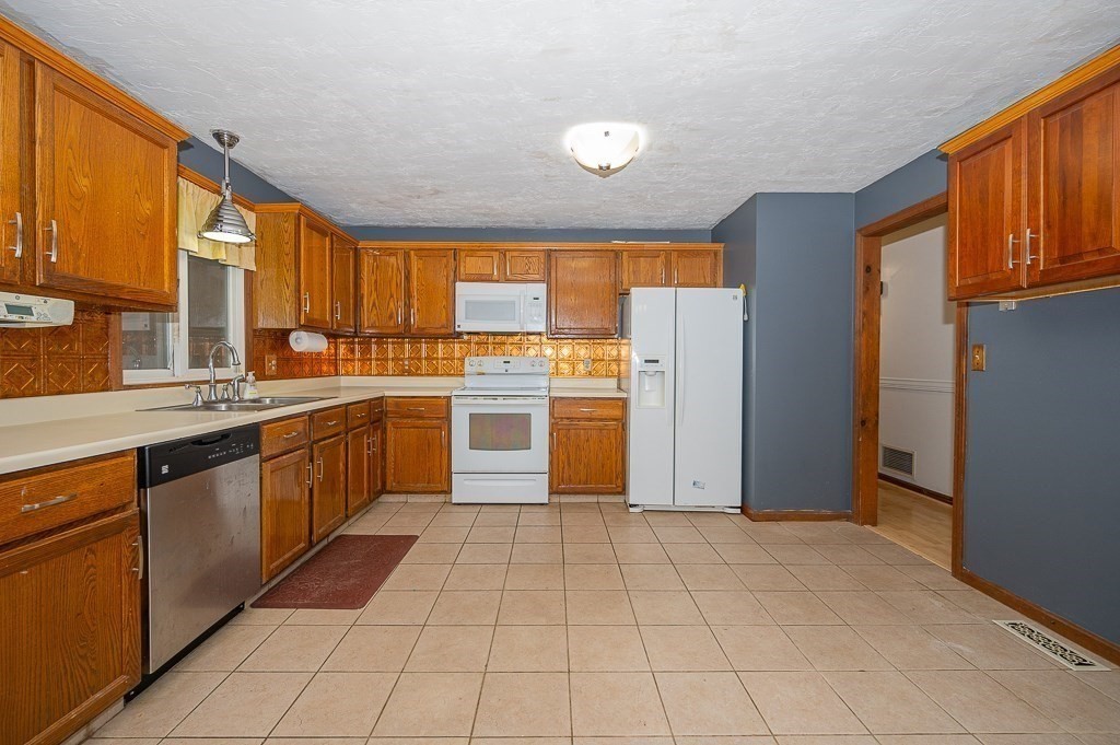 53 Larned Road Oxford, MA 01540 - Photo 7 of 34 Gallery Image 7