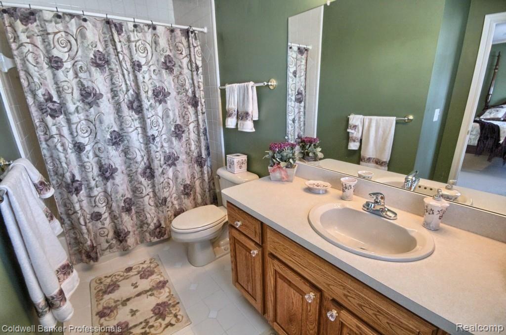 3876 Fawn Drive Rochester, MI 48306 - Photo 25 of 43 2nd Bedroom Full Bath