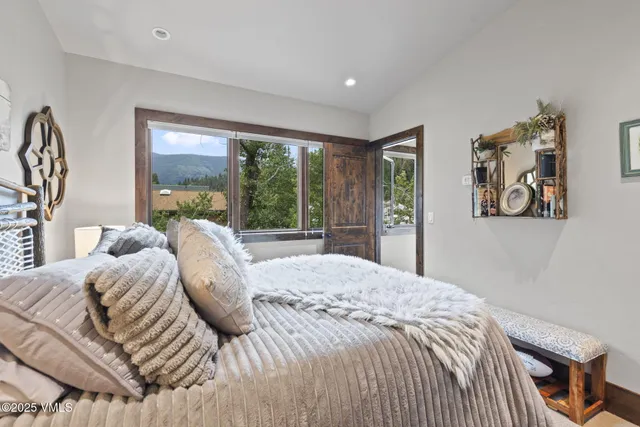 a en suite bathroom with a toilet sink and mirror