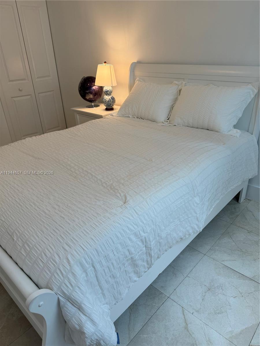 170 Southeast 14th Street, Unit 2405 Miami, FL 33131 - Photo 21 of 25 a bedroom with a bed and lamp