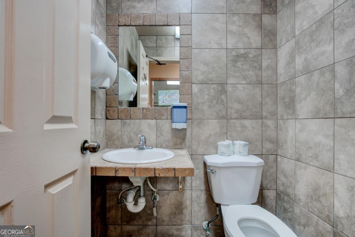868 County Line Road Resaca, GA 30735 - Photo 36 of 44 a bathroom with a toilet a sink and a mirror