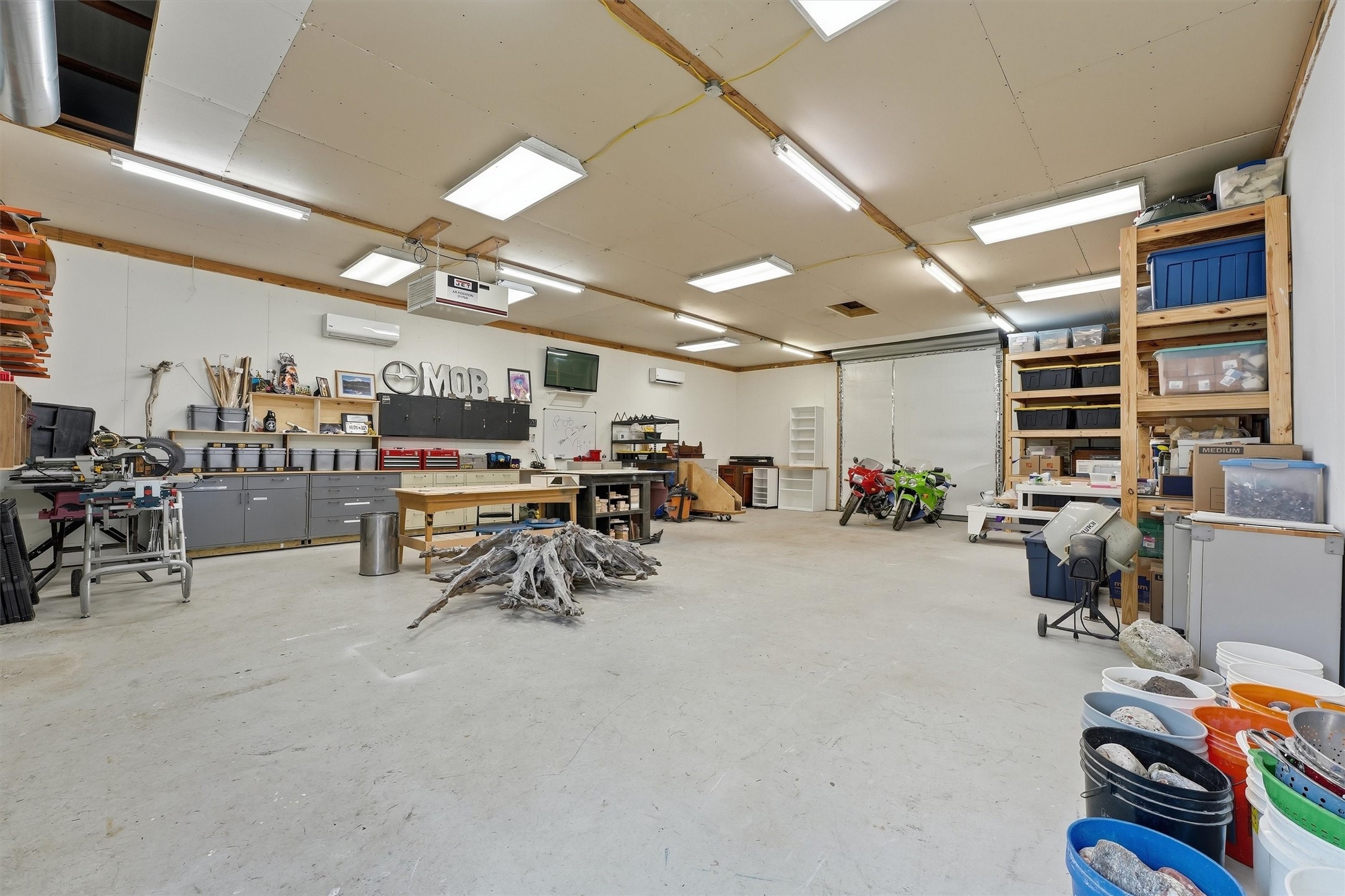 4810 Magnolia Bend Drive Rosharon, TX 77583 - Photo 32 of 40 Workshop with A/C, insulation, ample lighting, built-in storage, and versatile workspaces, perfect for DIY projects or hobbies.