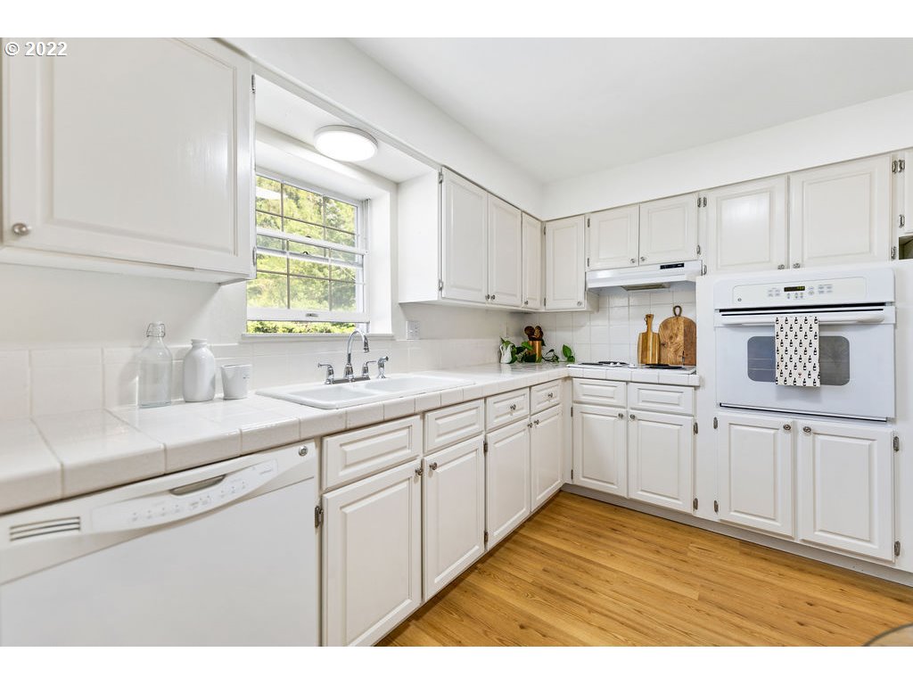 4460 Southwest Scholls Ferry Road, Unit 30 Portland, OR 97225 - Photo 9 of 28 Gallery Image 9