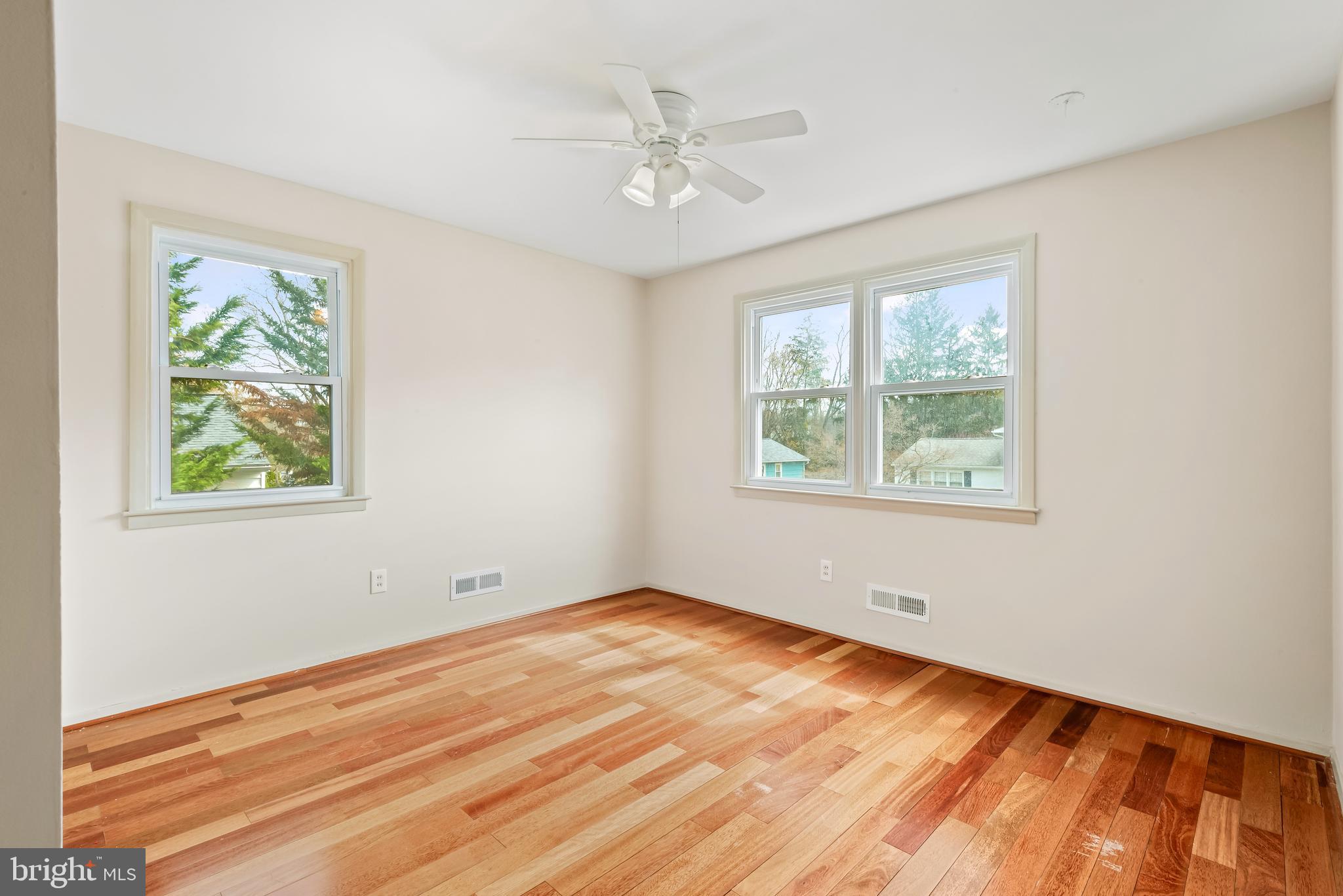 947 Beaverbank Circle Towson, MD 21286 - Photo 26 of 63 an empty room with a window