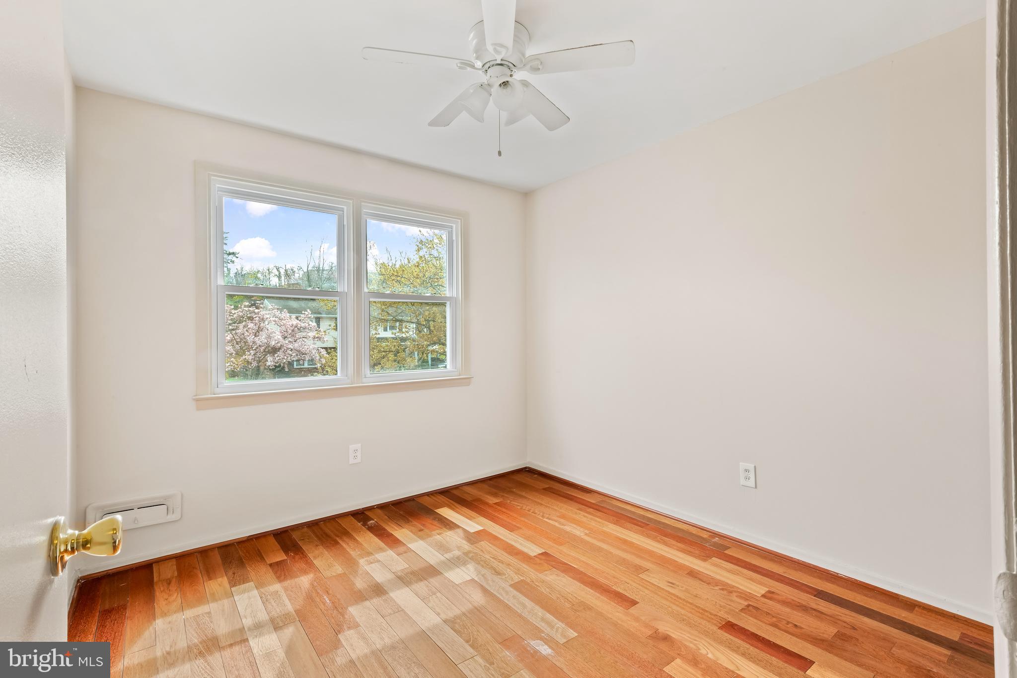 947 Beaverbank Circle Towson, MD 21286 - Photo 27 of 63 an empty room with a window