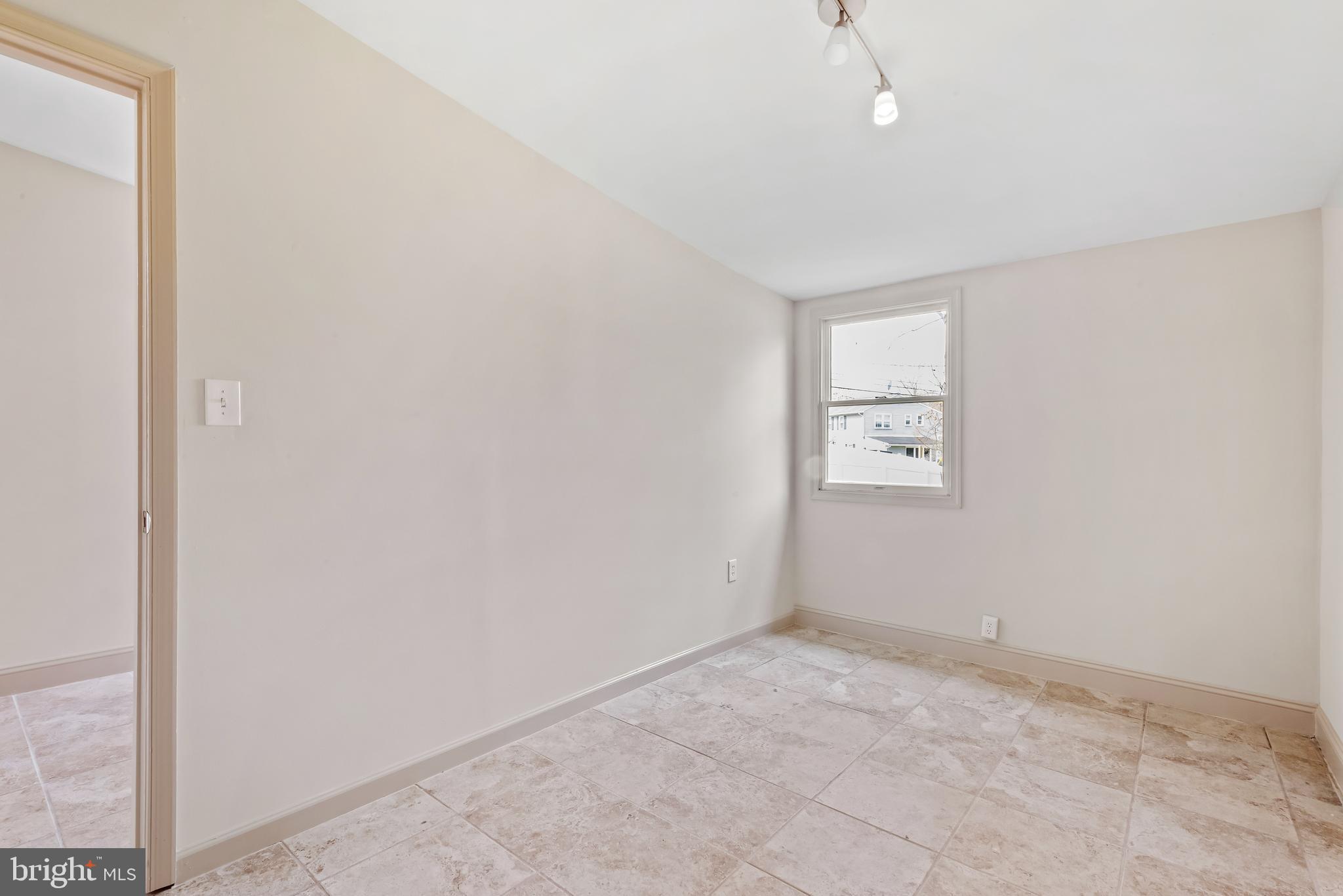 947 Beaverbank Circle Towson, MD 21286 - Photo 44 of 63 an empty room with windows