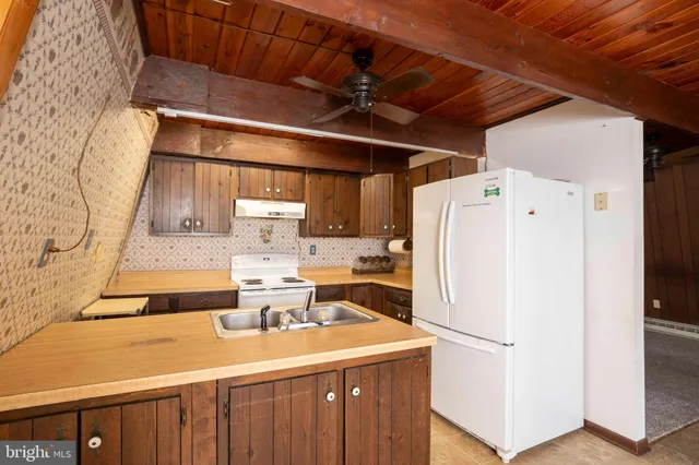 a view of roof deck with wooden floor and fence