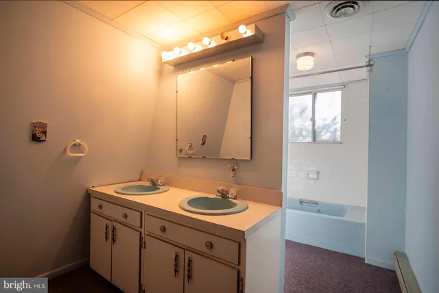 a view of a house with backyard and garden