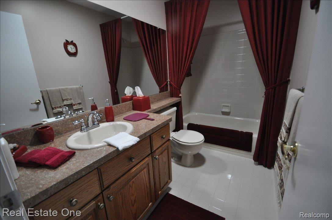 2174 London Bridge Drive, Unit 50 Rochester, MI 48307 - Photo 7 of 13 2nd Full Bath