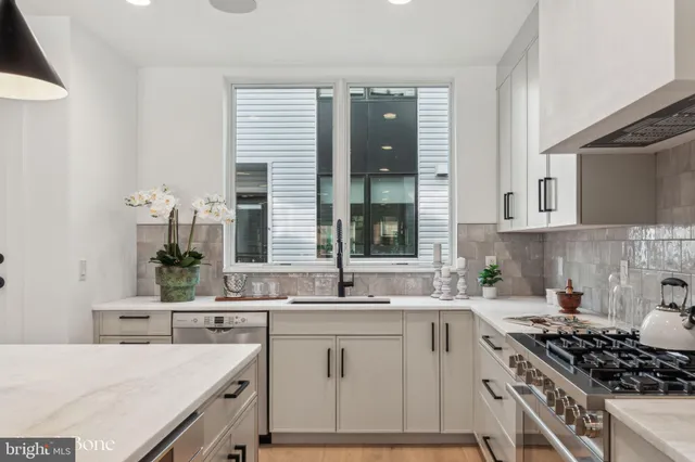 $1,050,000 | 950 North 6th Street, Philadelphia, PA 19123