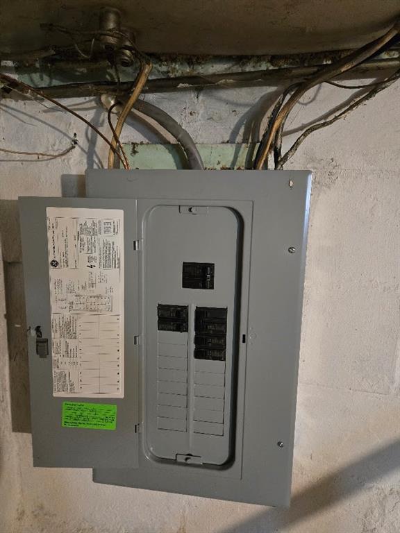 421 North Street Sharon, PA 16146 - Photo 8 of 10 a view of a garage