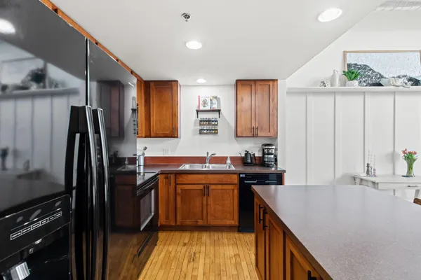 $225,000 | 600 Broadway Avenue Northwest, Unit 203, Grand Rapids, MI 49504