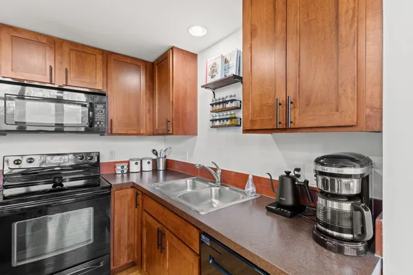 $225,000 | 600 Broadway Avenue Northwest, Unit 203, Grand Rapids, MI 49504