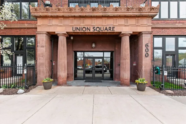 $225,000 | 600 Broadway Avenue Northwest, Unit 203, Grand Rapids, MI 49504
