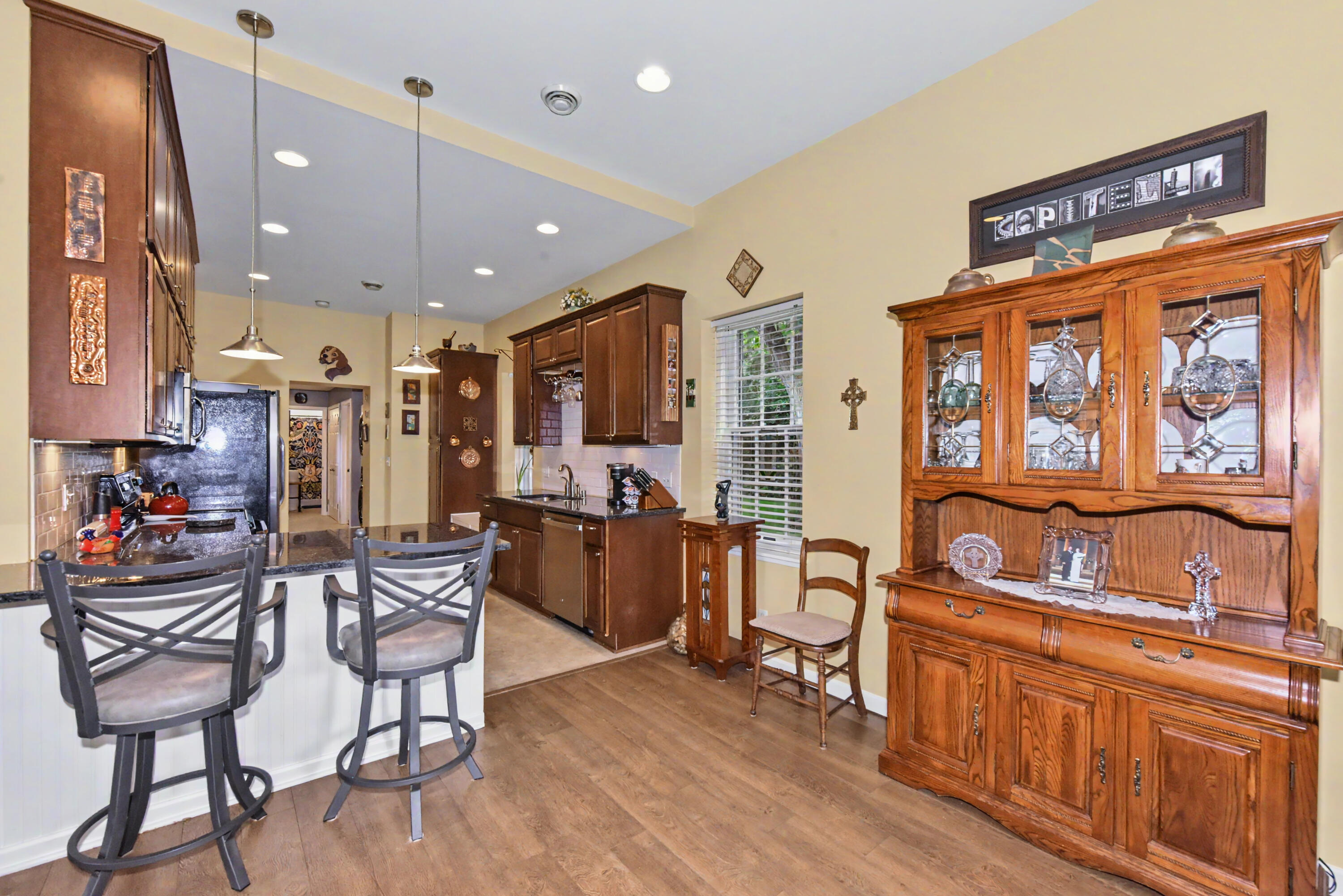 1123 South Utica Road Summit, WI 53066 - Photo 6 of 37 Kitchen Breakfast Bar
