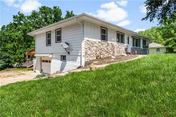 $285,000 | 2800 South Cedar Crest Terrace, Independence, MO 64057