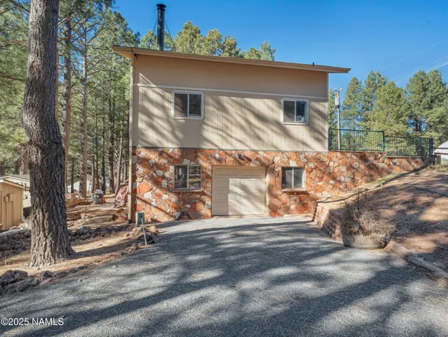 a view of back yard of the house