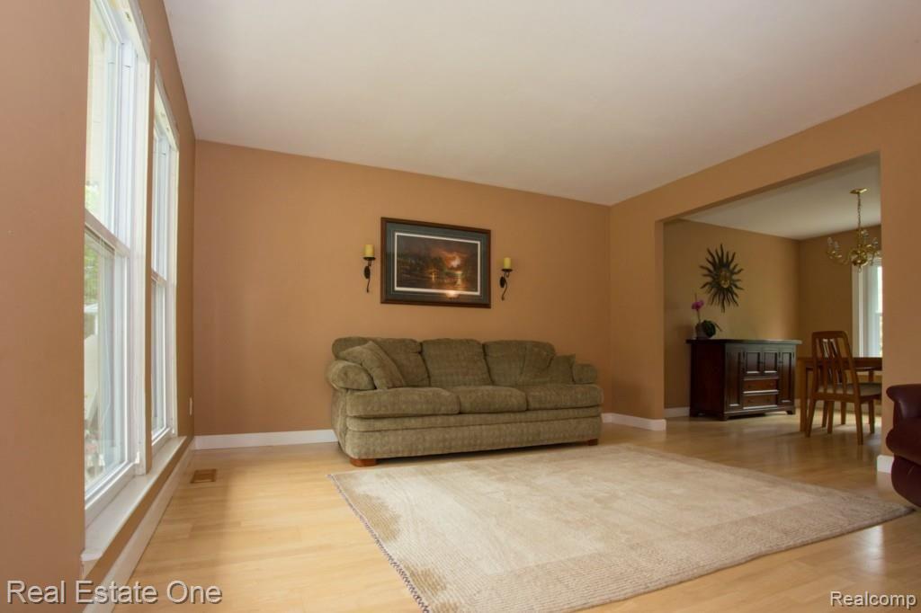 24447 Jamestowne Road Novi, MI 48375 - Photo 15 of 35 6Jamestowne-LR2.jpg