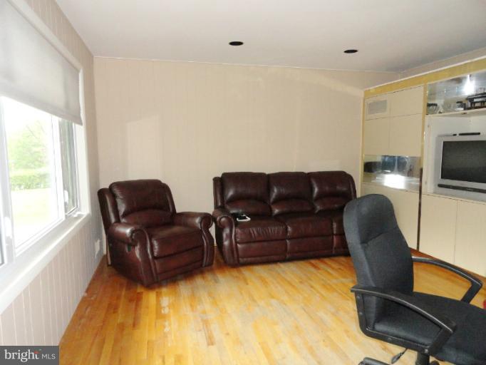 7203 Denberg Road Baltimore, MD 21209 - Photo 16 of 22 Den / Family Room