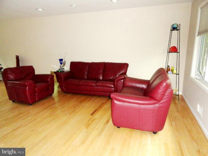 7203 Denberg Road Baltimore, MD 21209 - Photo 4 of 22 Living Room2