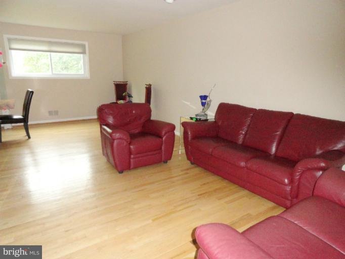 7203 Denberg Road Baltimore, MD 21209 - Photo 10 of 22 Living Room