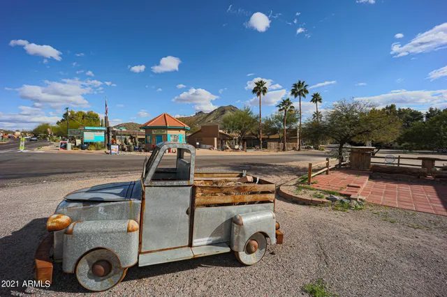 a view of a parking area