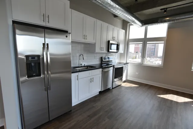 $3,750 | 3833 North Broadway, Unit 712, Chicago, IL 60613