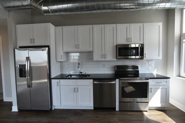 $3,750 | 3833 North Broadway, Unit 712, Chicago, IL 60613