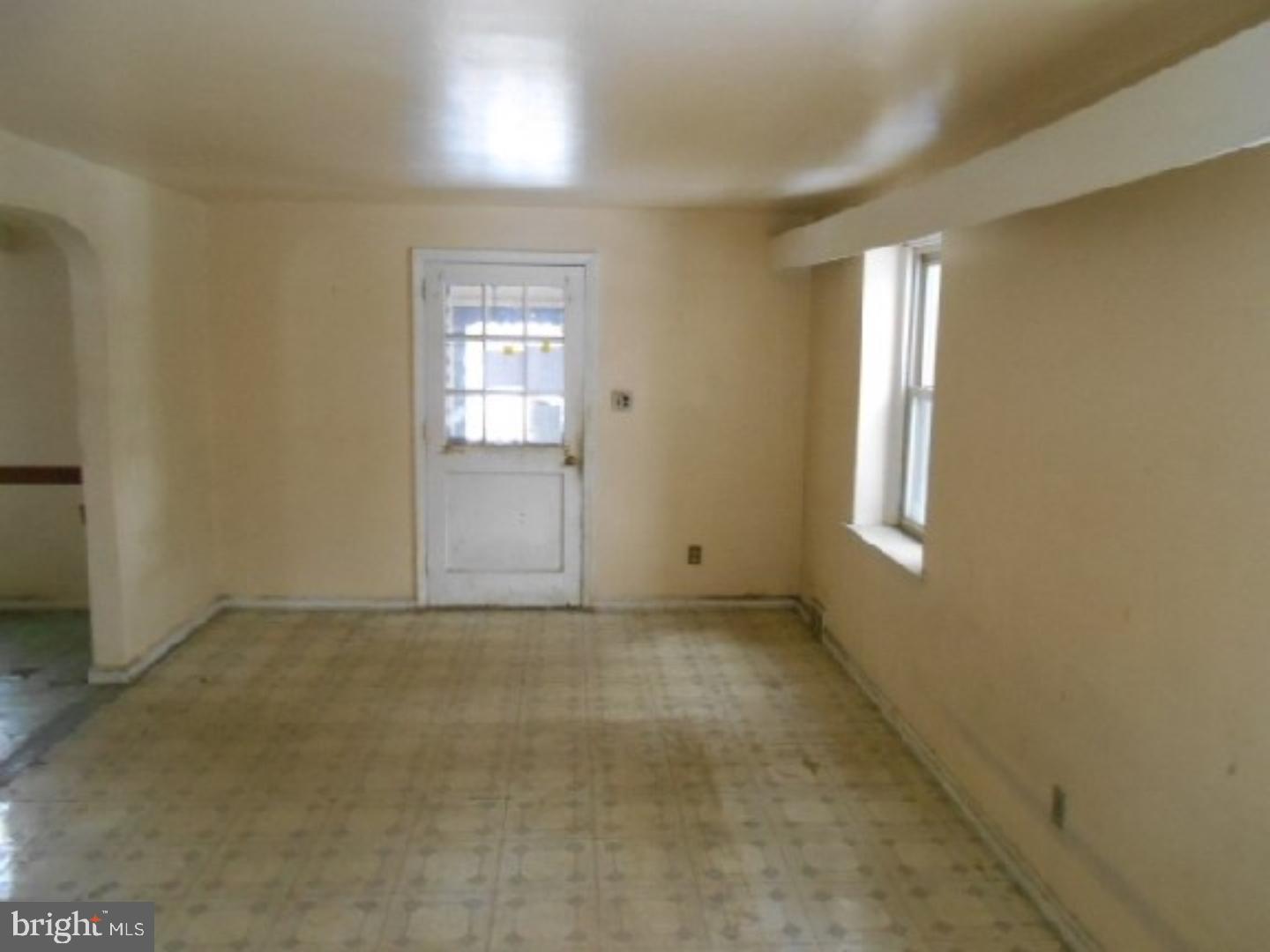 400 Maplewood Road Springfield, PA 19064 - Photo 6 of 19 Living Room