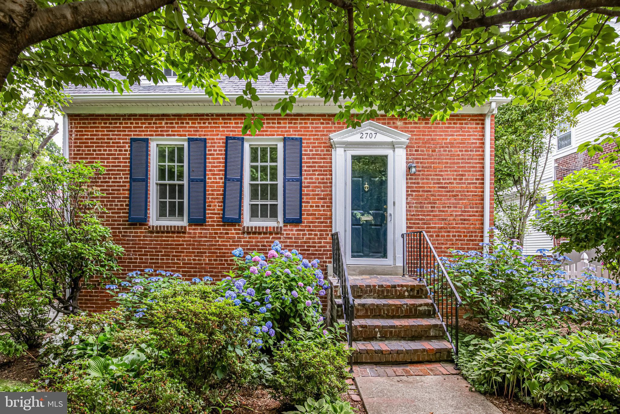 2707 Russell Road Alexandria, VA 22305 - Photo 2 of 69 Inviting front step