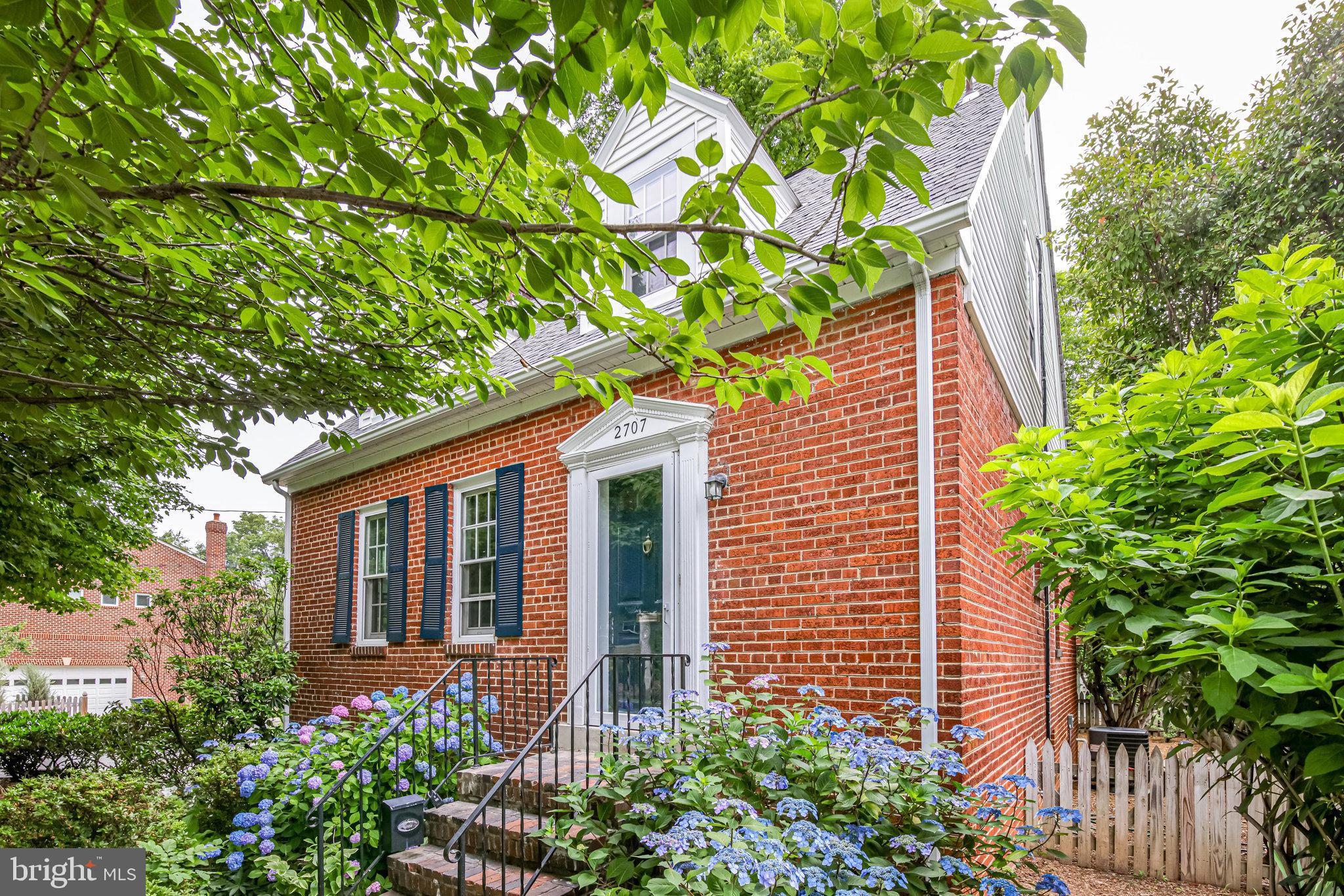 2707 Russell Road Alexandria, VA 22305 - Photo 3 of 69 Beautifully landscaped
