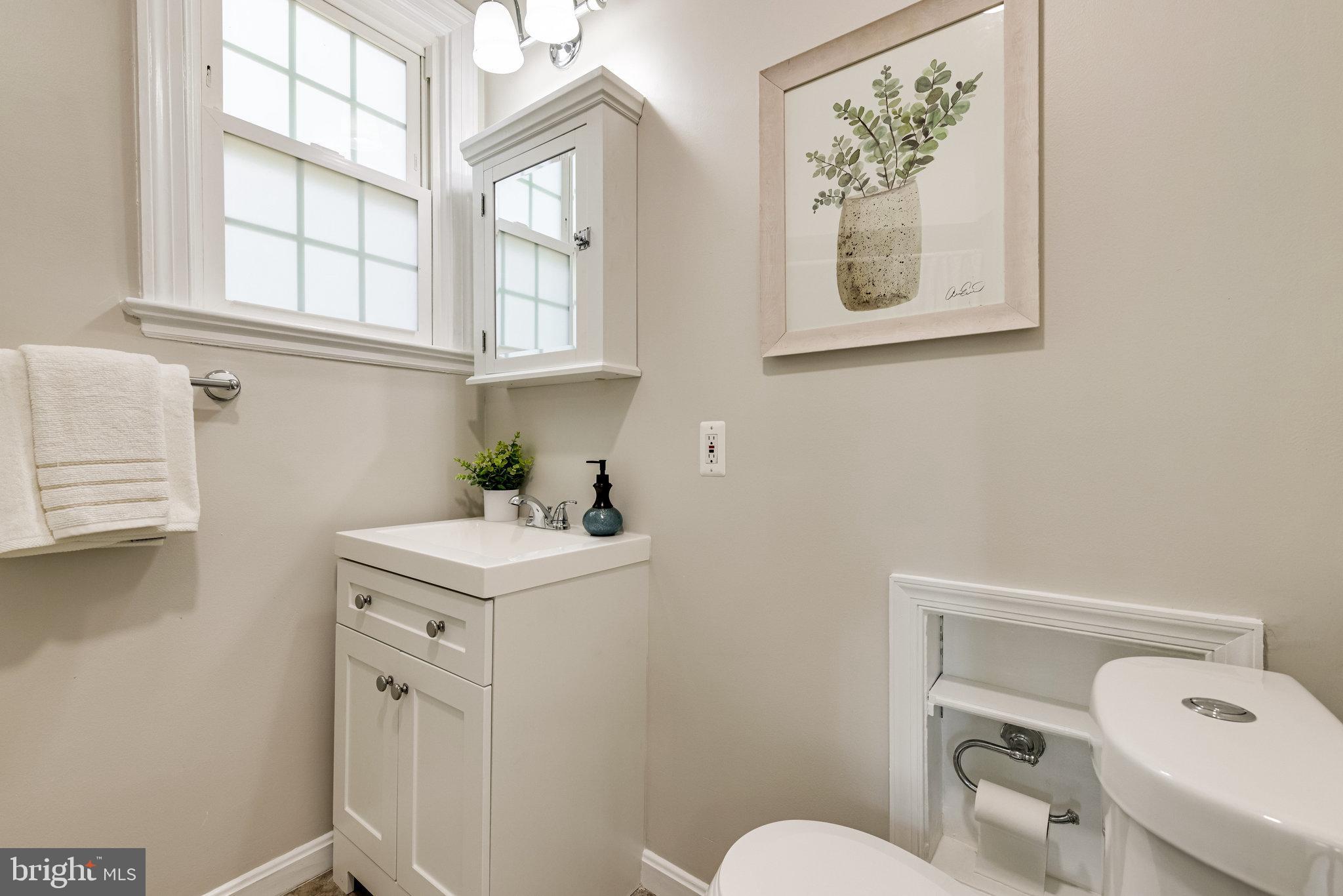 2707 Russell Road Alexandria, VA 22305 - Photo 28 of 69 Main floor bathroom