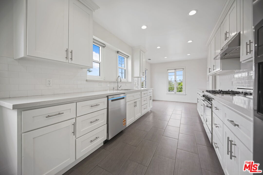 1148 South Stanley Avenue Los Angeles, CA 90019 - Photo 11 of 27