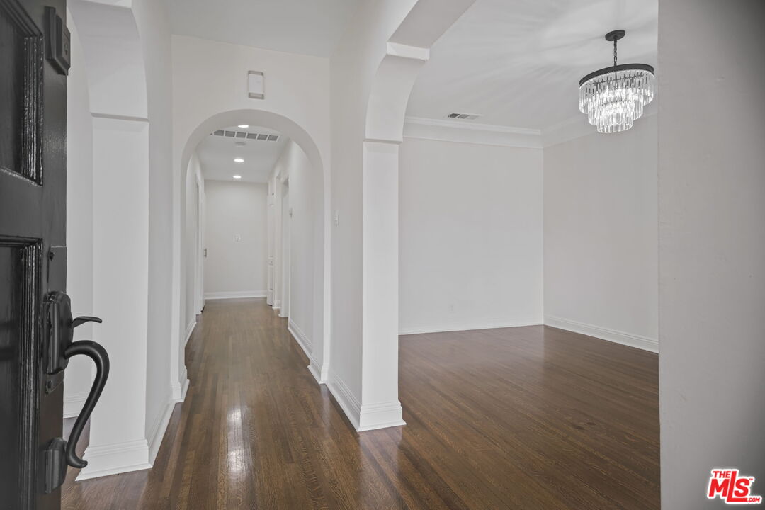 1148 South Stanley Avenue Los Angeles, CA 90019 - Photo 4 of 27