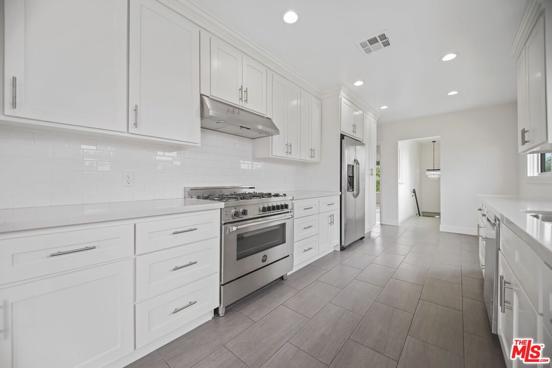 1148 South Stanley Avenue Los Angeles, CA 90019 - Photo 10 of 27