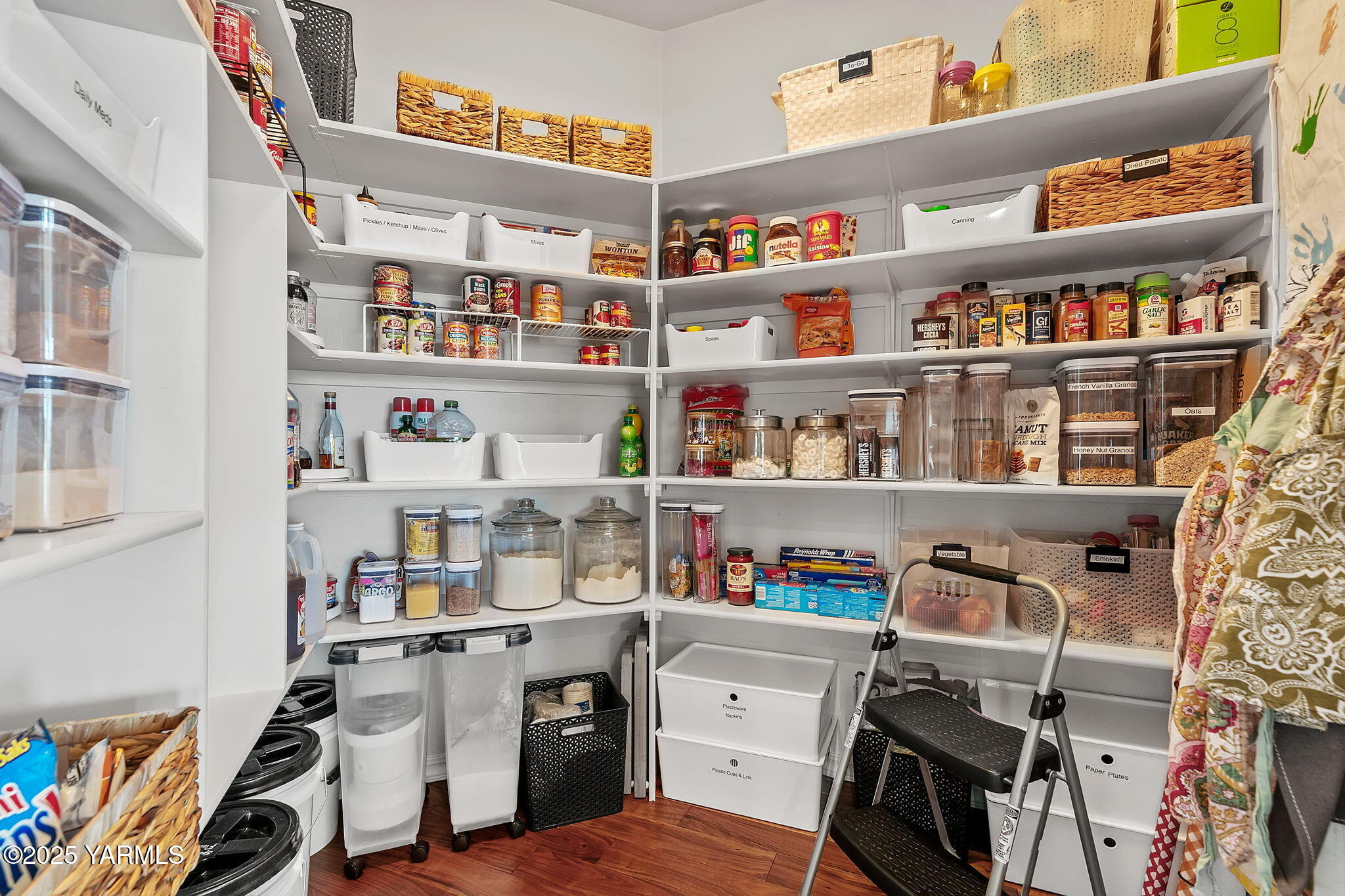 3431 Goodman Road Union Gap, WA 98903 - Photo 13 of 26 a work place with a book shelf and a shelf