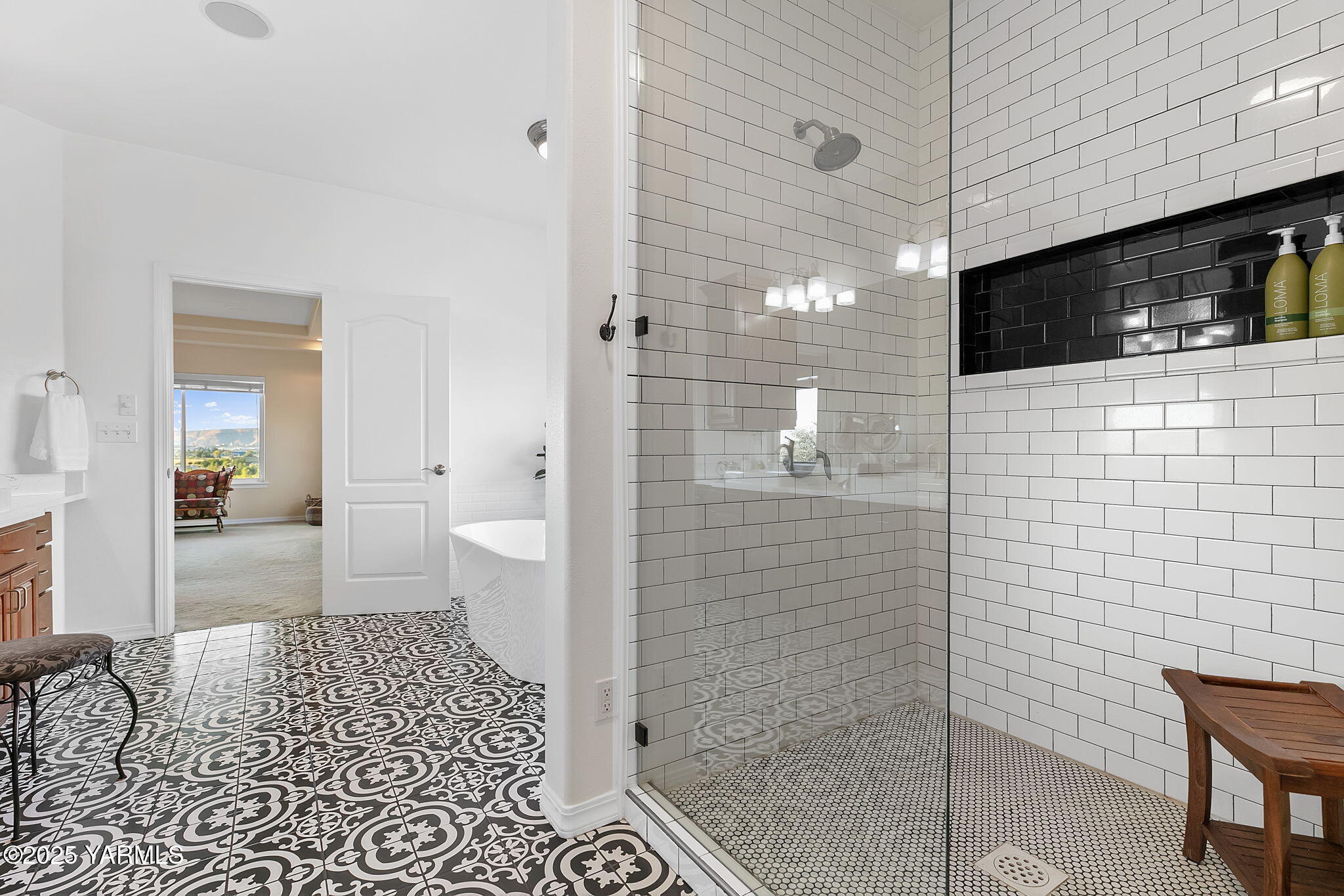 3431 Goodman Road Union Gap, WA 98903 - Photo 15 of 26 a bathroom with a sink a toilet a shower and bathtub