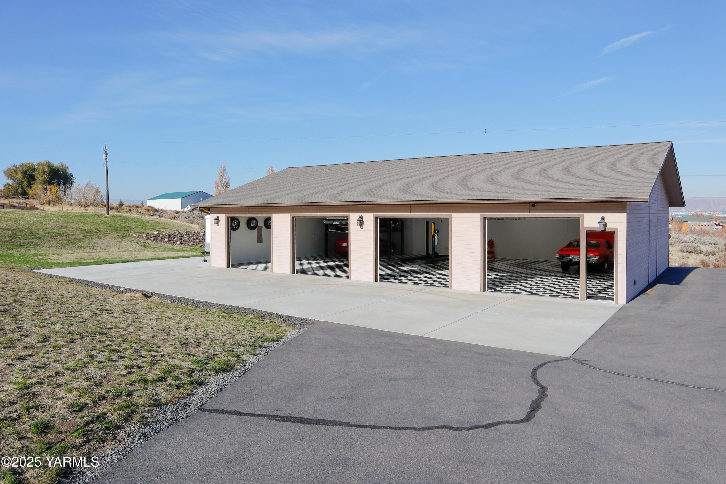 3431 Goodman Road Union Gap, WA 98903 - Photo 20 of 26 front view of a house with a porch