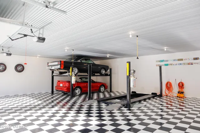 a view of a garage