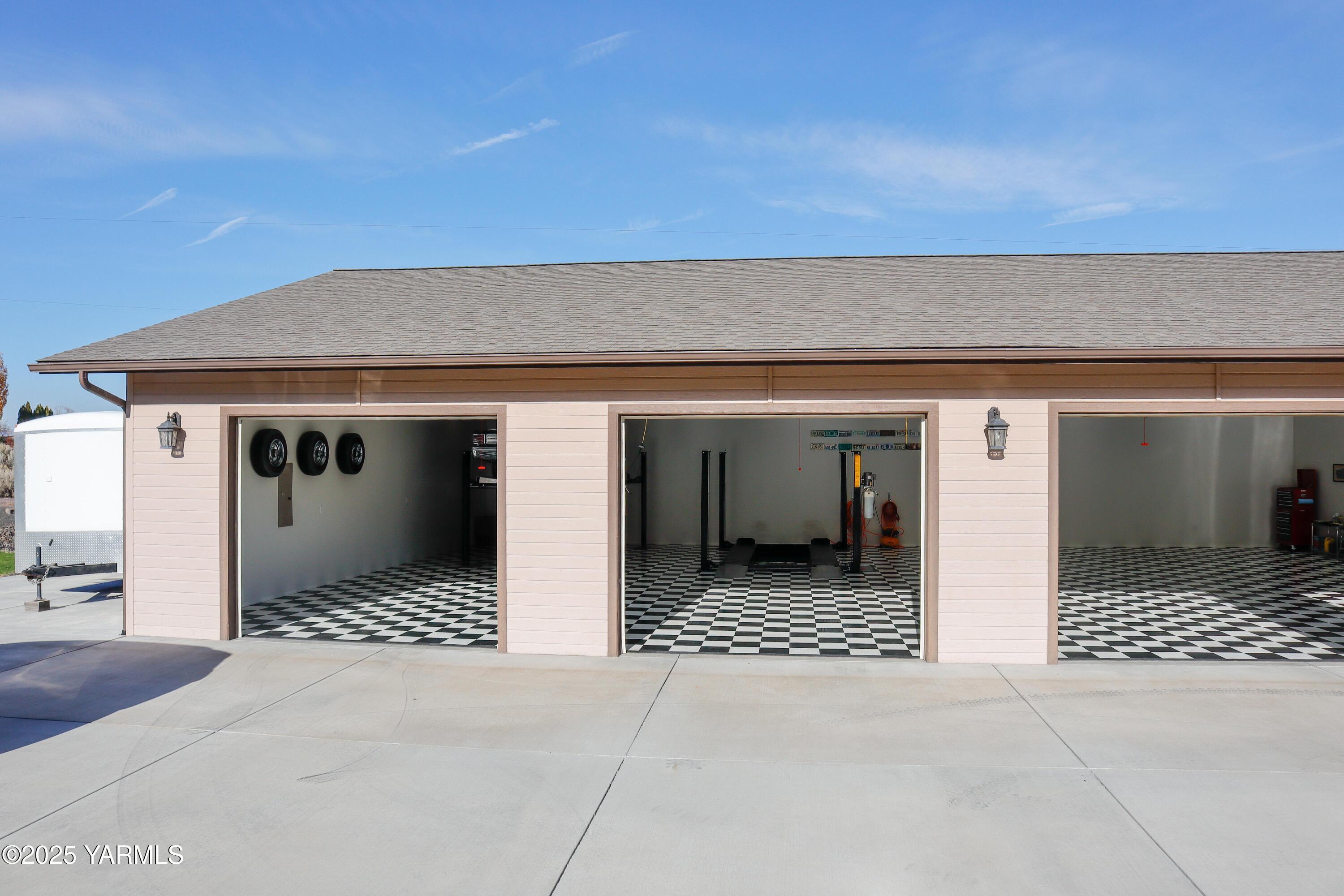 3431 Goodman Road Union Gap, WA 98903 - Photo 23 of 26 a view of a living room