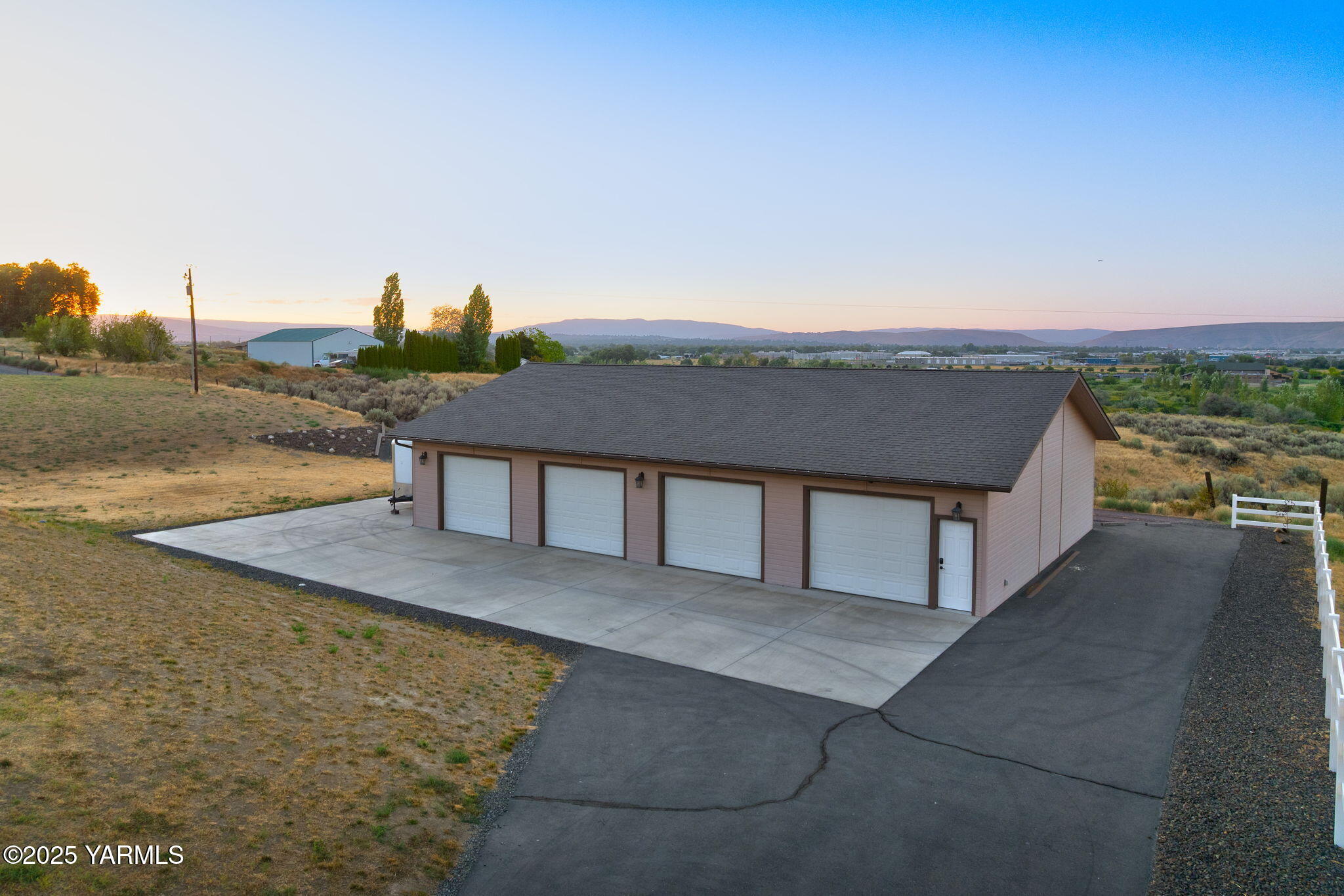 3431 Goodman Road Union Gap, WA 98903 - Photo 5 of 26 a view of a terrace with skyline