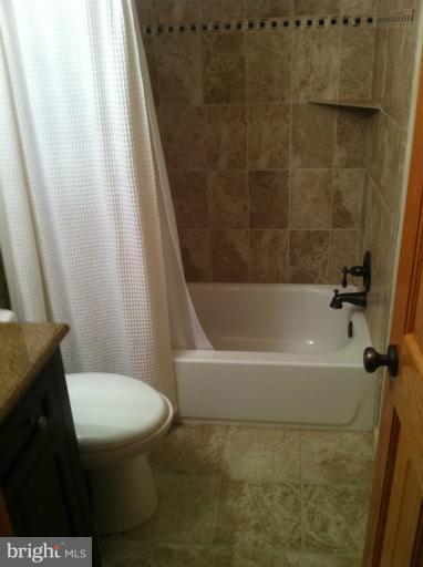 213 Oakton Road Gaithersburg, MD 20877 - Photo 14 of 23 Bath