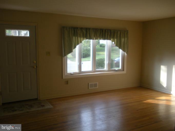 213 Oakton Road Gaithersburg, MD 20877 - Photo 18 of 23 Living Room