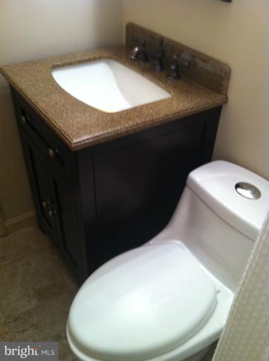213 Oakton Road Gaithersburg, MD 20877 - Photo 10 of 23 Bath
