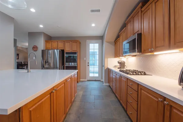 $850,000 | 110 South Longsford Circle, The Woodlands, TX 77382