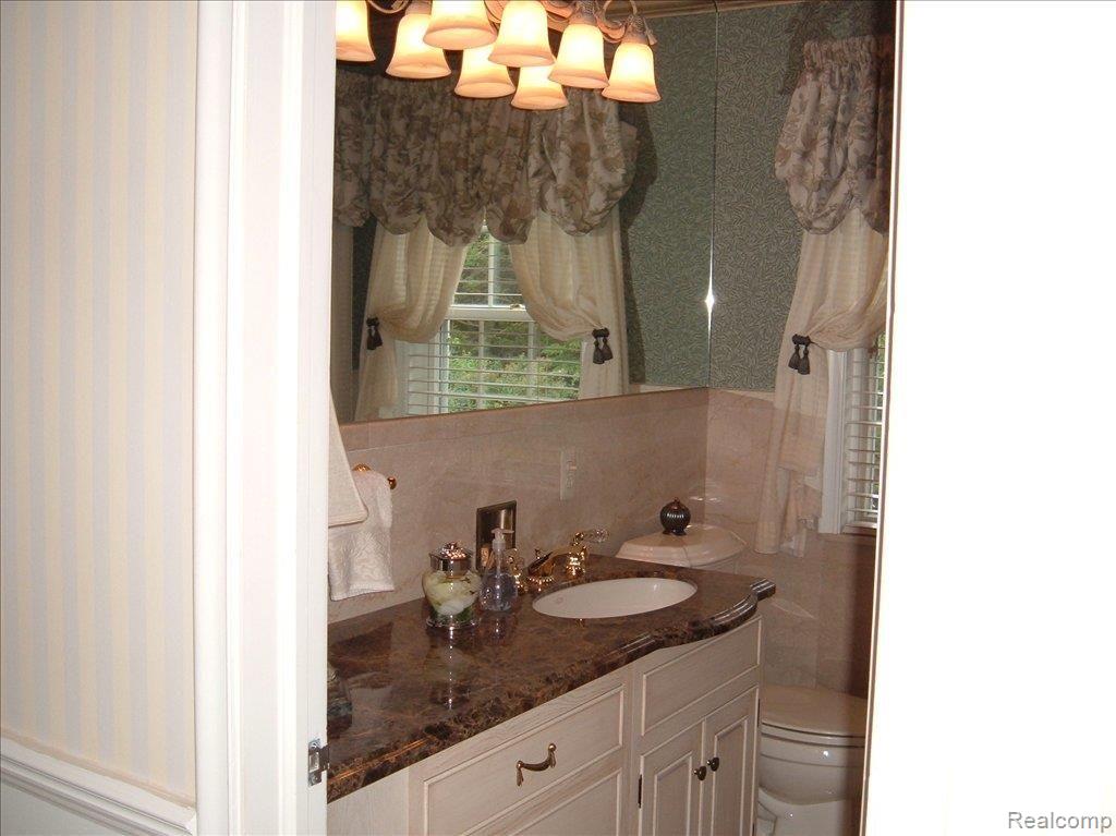 290 Cayuga Road Lake Orion, MI 48362 - Photo 11 of 24 First Floor Bath
