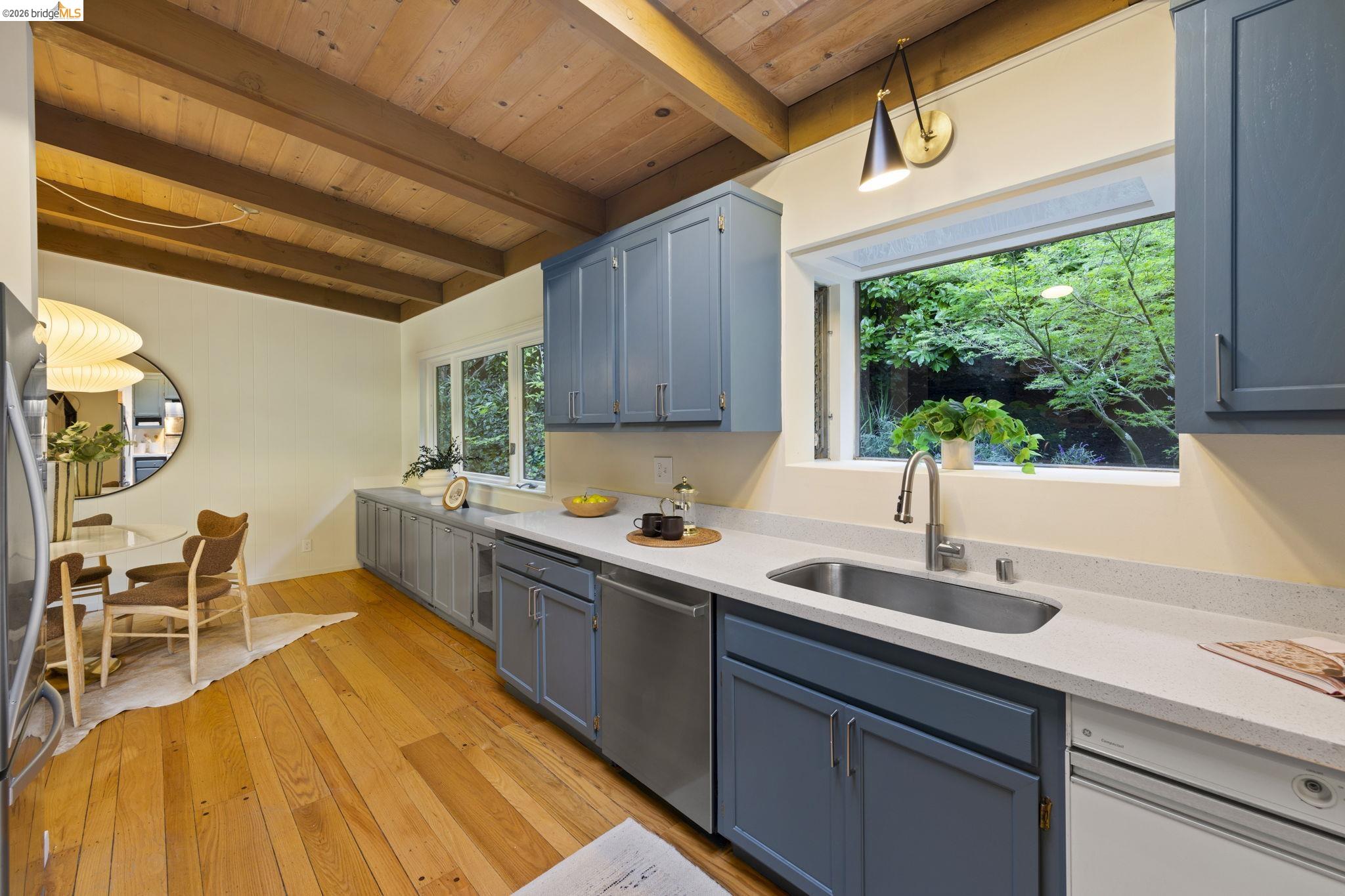 6476 Valley View Road Oakland, CA 94611 - Photo 11 of 50