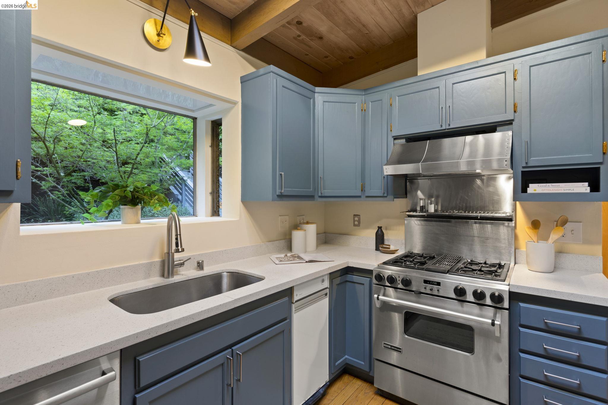 6476 Valley View Road Oakland, CA 94611 - Photo 13 of 50